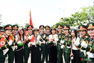 Local people of Dien Bien bid farewell to troops